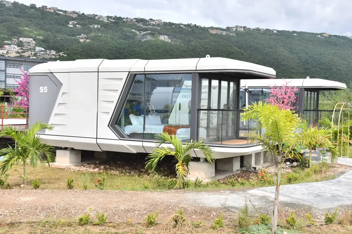 High-Tech Modular Cabin Homes Arrive in Jamaica, Reviving a Forgotten Building Tradition